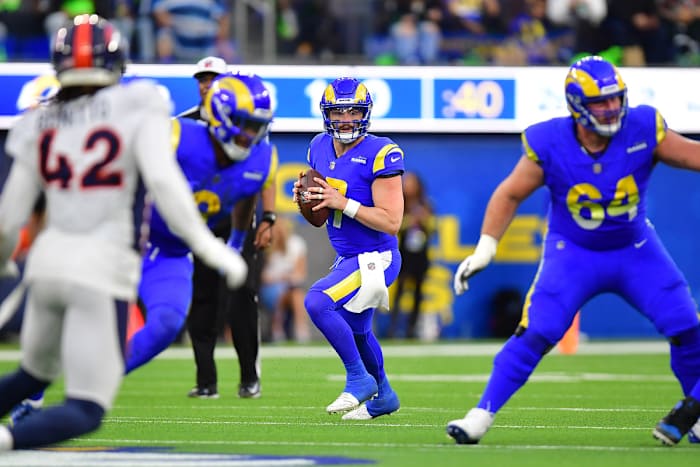 Baker Mayfield scans the field during a game against the Broncos